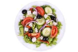 عکس با کیفیت ظرف سالاد با زیتون و تکه های پنیر